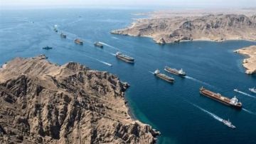 آلاف السفن عالقة خلف مضيق هرمز.. شريان الطاقة العالمي يختنق بين نيران التصعيد وصفقات التهدئة آلاف السفن عالقة خلف مضيق هرمز.. شريان الطاقة العالمي يختنق بين نيران التصعيد وصفقات التهدئة