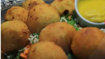 لسحور لذيذ.. طريقة عمل كرات البطاطس المقلية بحشوة الجبن