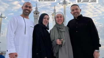 أحمد فتحي يؤدي مناسك العمرة رفقة عائلته