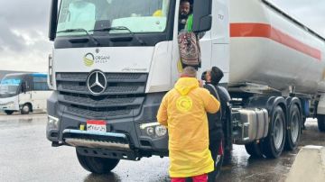 الهلال الأحمر يدفع بأكثر من 60 ألف سلة غذائية وخيام وملابس للفلسطينيين