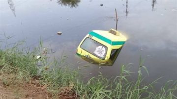 دون إصابات.. انقلاب سيارة إسعاف بترعة المريوطية وإنقاذ السائق دون إصابات.. انقلاب سيارة إسعاف بترعة المريوطية وإنقاذ السائق