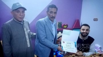 لتغيبه عن الحفل بسبب حادث .. مدير مسيحي ببني سويف يكرم حافظا للقرآن في منزله