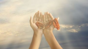 هل للذكر وقت محدد؟.. داعية يوضح سر عبادة لا تتقيد بزمان أو مكان