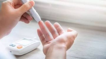 6 أطعمة يوصى بها كحلول سريعة وآمنة عند هبوط السكر