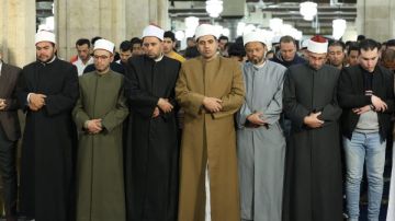 أئمة قبلة الجامع الأزهر يؤدون صلاة التراويح في ليلة 26 من رمضان أئمة قبلة الجامع الأزهر يؤدون صلاة التراويح في ليلة 26 من رمضان