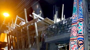 إيقاف أعمال حالتي بناء مخالف في المهد بحي المطار في الأقصر