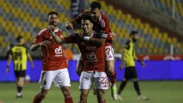 الأهلي يشعل المنافسة على صدارة الدوري بثلاثية في شباك المقاولون