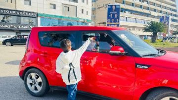 توزيع الورود والهدايا على المواطنين احتفالا بعيد الفطر المبارك.. صور توزيع الورود والهدايا على المواطنين احتفالا بعيد الفطر المبارك.. صور