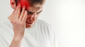 صداع يوقظك من النوم فجأة.. ما أسبابه؟