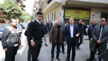 محافظ القاهرة يشرف على إزالة ٨ أدوار مخالفة بمنطقة الزيتون