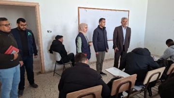 الدراسة مستمرة..وفد من منظمة علماء بلا حدود يزور المعاهد الأزهرية في غزة