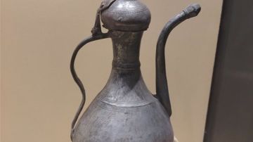 تحفة من قلب التاريخ.. متحف سوهاج القومي يزيح الستار عن إبريق نحاسي نادر من العصر الإسلامي