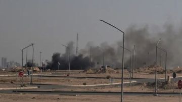 حرب إيران.. 3 حرائق بمناطق خليفة في أبو ظبي واستهداف رادار مطار الكويت حرب إيران.. 3 حرائق بمناطق خليفة في أبو ظبي واستهداف رادار مطار الكويت