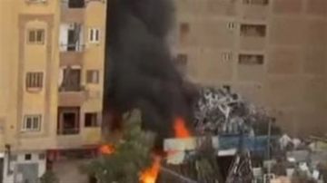 دون خسائر بشرية.. حريق ضخم يلتهم مخزن خردة وفرز قمامة بالعمرانية في الجيزة