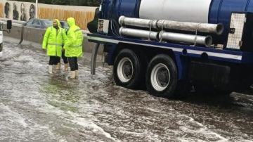 رئيس مياه الشرب بالجيزة يتابع ميدانيا أعمال سحب مياه الأمطار بمختلف مناطق المحافظة.. صور