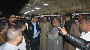 نائب محافظ الأقصر يتفقد مواقف السيارات لمتابعة تعريفة الركوب