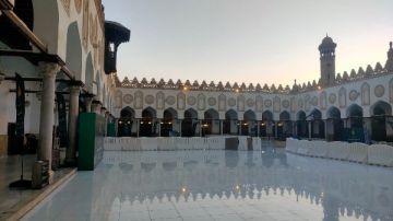 تطهير شامل للساحات والأروقة بالجامع الأزهر استعدادا لاستقبال المصلين في ختام رمضان