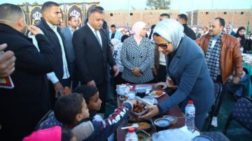 محافظ الوادي الجديد تشارك أهالي الشيخ والي مائدة الإفطار الرمضاني بالداخلة .. صور