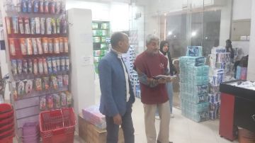 وحدة تراخيص المحال العامة تشن حملة تفتيشية على رخص المحلات بمدينة الأقصر