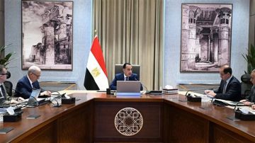 رئيس الوزراء يستعرض تقديرات الاستثمارات الحكومية المستهدفة ضمن خطة التنمية الاقتصادية والاجتماعية رئيس الوزراء يستعرض تقديرات الاستثمارات الحكومية المستهدفة ضمن خطة التنمية الاقتصادية والاجتماعية
