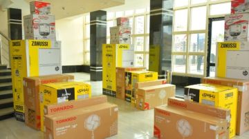 محافظ بورسعيد يسلم 70 جهازا كهربائيا لـ عشرة عرائس بالمحافظة