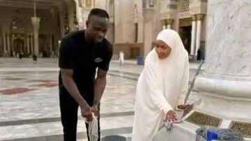 مشهد إنساني.. ساديو ماني وزوجته ينظفان ساحة المسجد النبوي