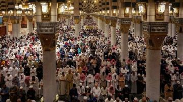 بث مباشر.. شاهد صلاتي العشاء والتراويح من الحرمين الشريفين