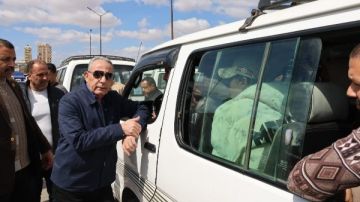 محافظ الإسماعيلية يتابع التزام السائقين بالتعريفة الجديدة وانتظام العمل بالموقف العمومي محافظ الإسماعيلية يتابع التزام السائقين بالتعريفة الجديدة وانتظام العمل بالموقف العمومي