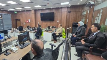 محافظ القليوبية يتابع من مركز سيطرة الشبكة الوطنية تمركزات سيارات شفط مياه الأمطار وانتشارها