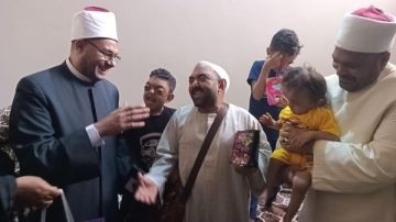 تعرض للتنمر.. وزير الأوقاف يوجه بتكريم والد 3 أطفال من ذوي الهمم بأسوان.. صور