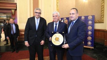 تكريم أيمن عاشور وزير التعليم العالي السابق لجهوده المثمرة في تطوير المنظومة