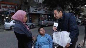 قصة كفاح أم مع ابنها المريض .. ودعم إنساني من مؤسسة أبو العينين