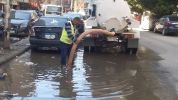 محافظ الجيزة يتابع جهود شفط مياه الأمطار وانتشار المعدات لتسهيل حركة سير المواطنين