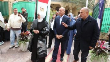 محافظ القاهرة يحتفل بعيد الفطر بإحدى دور المسنين