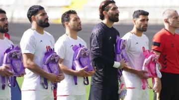 تخليدا لشهداء مدرسة ميناب.. لاعبو إيران يحملون حقائب مدرسية أثناء مباراة نيجيريا