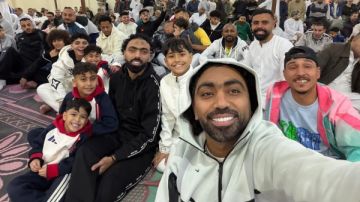 حسين الشحات يحتفل بعيد الفطر مع أهالي منطقته بمدينة السلام حسين الشحات يحتفل بعيد الفطر مع أهالي منطقته بمدينة السلام