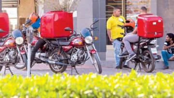 حماية سائقي الدليفري مسئولية مجتمعية.. دعوة برلمانية لتمكين العمالة غير المنتظمة