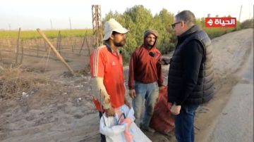 سيد وإسماعيل يجمعان الخراطيم ويبيعانها خردة.. عمرو الليثي يمنحهما 5 آلاف جنيه