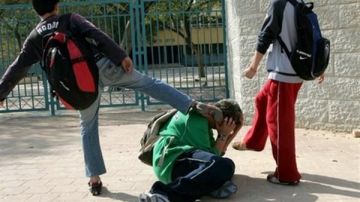 فصل تلميذ في 6 ابتدائي لإعتداءه هو والدته على زميله بفناء مدرسة بالقليوبية