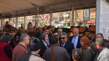 محافظ الدقهلية يتفقد المعرض الدائم بشارع قناة السويس لمتابعة توزيع الخبز وتوافر السلع
