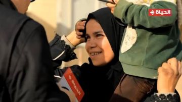 مريضة قلب وتكافح لتوفير قوت ابنتها.. عمرو الليثي يهدي سيدة جائزة مالية