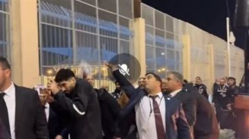 أجواء مشحونة في رادس.. جماهير الترجي تلقي زجاجات المياه على بعثة الأهلي قبل المباراة أجواء مشحونة في رادس.. جماهير الترجي تلقي زجاجات المياه على بعثة الأهلي قبل المباراة