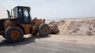 حي جنوب الغردقة يرفع مخلفات البناء من طريق الروضة ويعيد فتحه أمام الحركة المرورية حي جنوب الغردقة يرفع مخلفات البناء من طريق الروضة ويعيد فتحه أمام الحركة المرورية