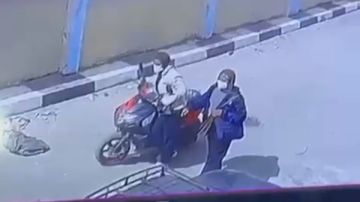 في عز الضهر.. فتاتان تسرقان اسكوتر كهربائيا بالإسماعيلية.. فيديو في عز الضهر.. فتاتان تسرقان اسكوتر كهربائيا بالإسماعيلية.. فيديو