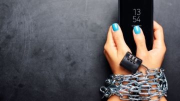 كيف تستعيد تركيزك؟.. 5 طرق لكسر عادة تفقد الهاتف التي تسرق وقتك