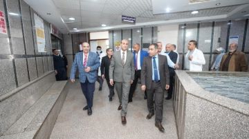 محافظ أسيوط يزور مستشفى الإيمان العام والشاملة ويوزع الهدايا على المرضى احتفالا بالعيد