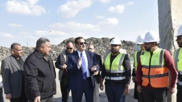 محافظ بورسعيد يتفقد انتظام سير العمل بمصنع تدوير القمامة بحي الزهور