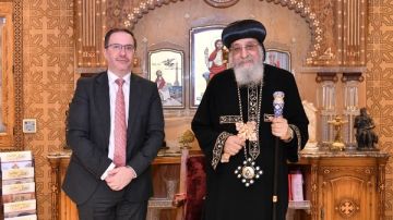 البابا تواضروس يستقبل السفير البريطاني ويستعرض تاريخ الكنيسة القبطية