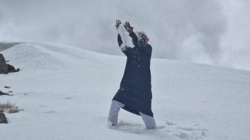 الثلوج تكسو أرض التجلي .. فرحة بدوية نادرة في سانت كاترين وسط طقس استثنائي