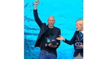 بلوب الذهبية.. أول سمكة في التاريخ تقود سيارة وتدخل جينيس.. فيديو